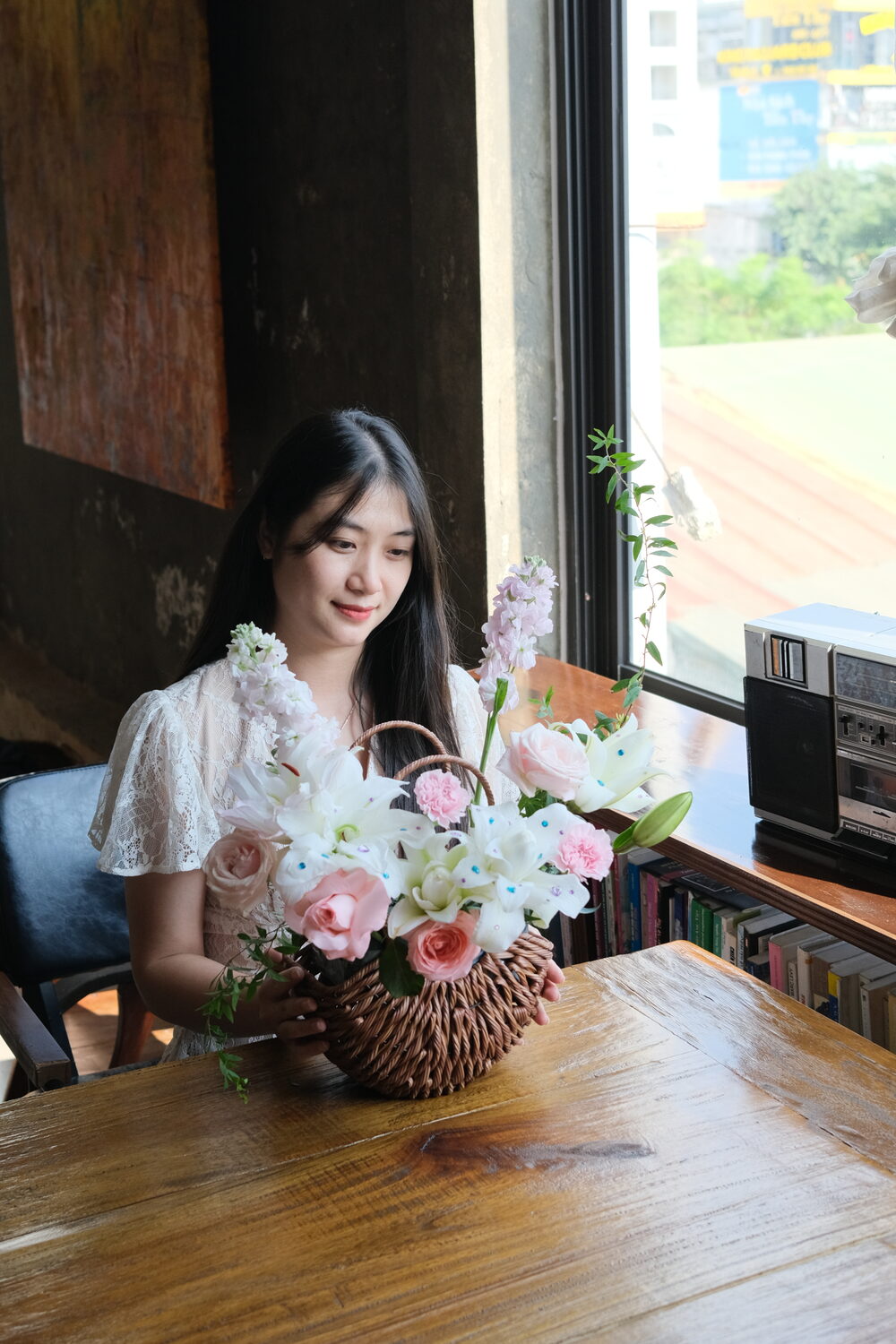 Ảnh chụp tặng học viên với giỏ ly trắng