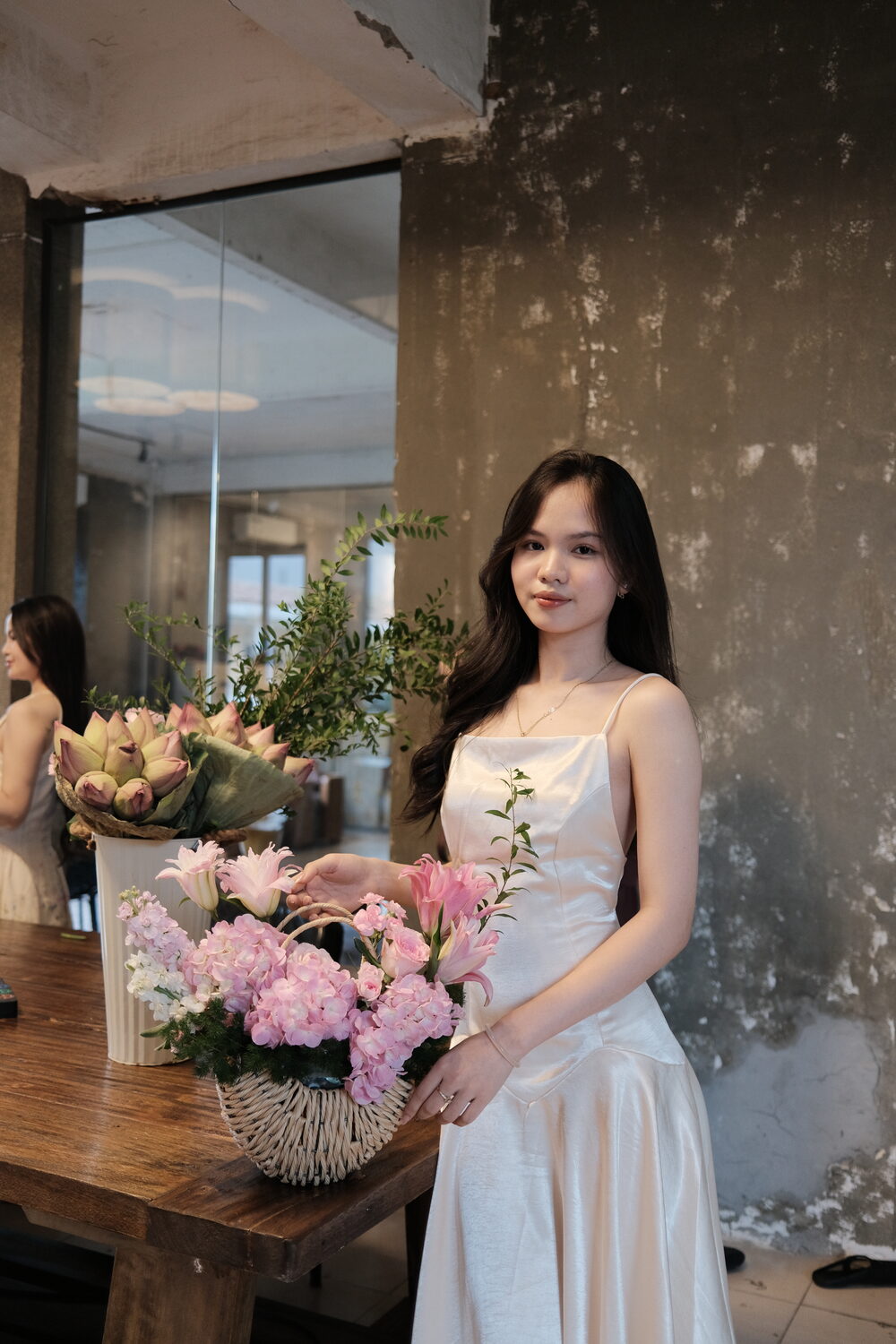 Ảnh chụp tặng học viên với giỏ cẩm tú cầu hồng